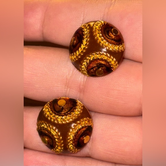 Elegant VTG Gold and Brown Enamel Clip On Earrings - Picture 7 of 16